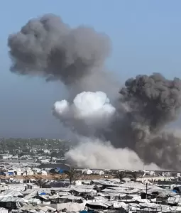 جيش الاحتلال يستهدف خيام نازحين في منطقة المواصي غربي خان يونس (أرشيف)