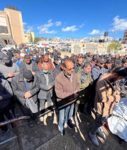 مواطنون يصلون صلاة الجنازة على أحد شهداء العدوان على غزة (أرشيف)