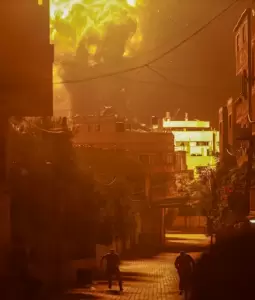 تصاعد ألسنة اللهب إثر قصف إسرائيلي علي دير البلح وسط قطاع غزة