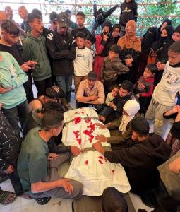 مواطنون حول جثمان أحد شهداء شعبنا