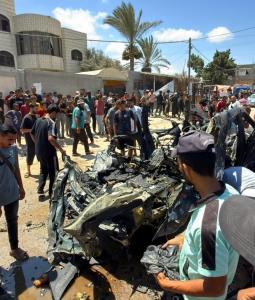 السيارة المستهدفة في غارة إسرائيلية في دير البلح وسط قطاع غزة