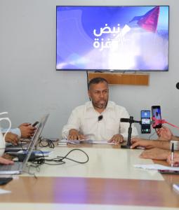 إسماعيل الثوابتة المدير العام للمكتب الإعلامي الحكومي بغزة خلال برنامج نبض غزة (تصوير: محمود أبو حصيرة)