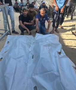 شهيدان ارتقيا في قصف إسرائيلي استهدفهما أثناء جمع الحطب في منطقة السطر الغربي شرقي خانيونس أمس الأحد (تصوير: رمضان الآغا)