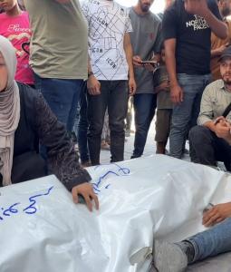 جانب من تشييع شهداء المجزرة الإسرائيلية بغزة أمس (تصوير- محمود أبو حصيرة)