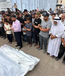 جانب من تشييع جثامين شهداء ارتقوا في قصف إسرائيلي على خانيونس جنوبي القطاع (تصوير- رمضان الآغا)