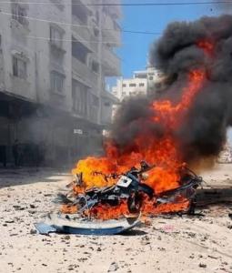 قصف إسرائيلي لمركبة مدنية في مدينة غزة.