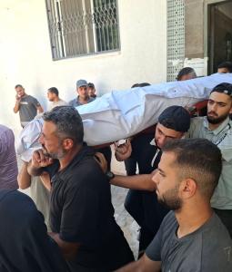 جانب من تشييع شهداء المجازر الإسرائيلية في غزة أمس (تصوير - محمود أبو حصيرة)