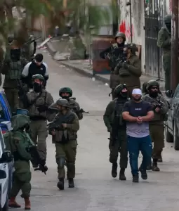 الاحتلال ينفذ حملة مداهمات واعتقالات في الضفة والقدس