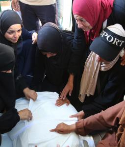 فلسطينيات في وداع شهيد بغزة
