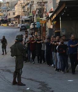 الاحتلال يعتقل عشرات الفلسطينيين بالضفة