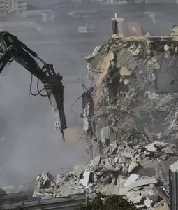 جرفات الاحتلال تهدم منازل فلسطينية في الخليل أمس الجمعة