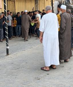 طوابير طويلة أمام نقاط بيع الخبز، بغزة