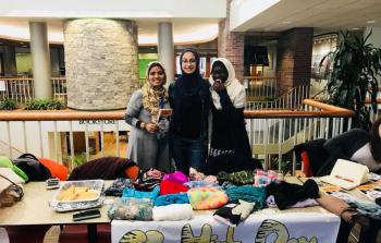 محضية أبو دلال  (يساراً)