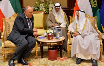 أمير الكويت (يميناً) ووزير الخارجية المصري (يساراً) (أ ف ب)