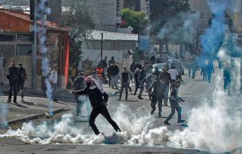 شبان فلسطينيون يواجهون قوات الاحتلال في بيت لحم أمس (أ ف ب)