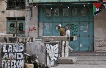 مستوطنون يتجولون في شوارع الخليل (أ ف ب)