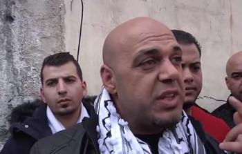 الأسير المحرر الخطيب أثناء تشييع والدته