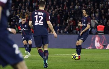 لاعبو باريس سان جيرمان خلال مباراة الأمس (أ ف ب)