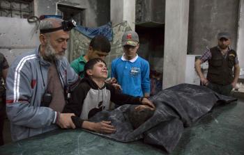 طفل يبكي قريب له قتل في حلب (أ ف ب)