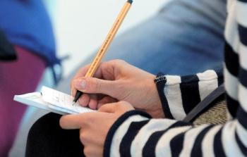 المنح لطلبة البكالوريوس والدراسات العليا