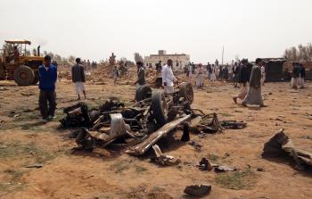 يمنيون يزيلون آثار غارة للتحالف العربي (أ ف ب)