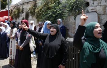 فلسطينيات في احتجاجٍ لهن على إغلاق الأقصى (أ ف ب)