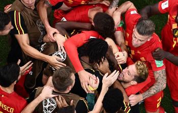 المنتخب البلجيكي يحتفل بفوزه على نظيره الياباني أمس (أ ف ب)