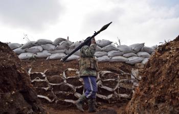 معارض سوري من فتح الشام يشارك في معارك حلب أمس (أ ف ب)