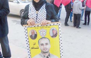 والدة الأسير رامي عنبر