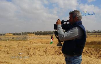 المصور الصحفي خليل أبوعاذرة مصور فضائية الأقصى قبيل استهدافه / تصوير ربيع أبو نقيرة