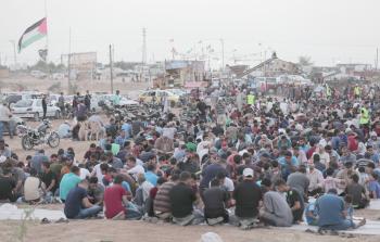 إفطار الغزيين داخل مخيم موقع ملكة شرق غزة (تصوير / محمود أبو حصيرة)