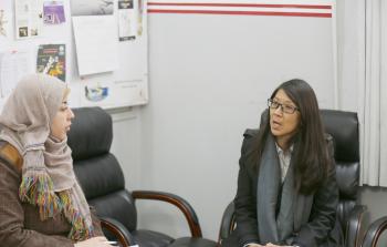 الزميلة فاطمة العويني تحاور رئيسة منظمة أطباء بلا حدود   (تصوير محمود أبو حصيرة)