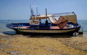 قارب لاجئين مدمر في إيطاليا (أ ف ب)