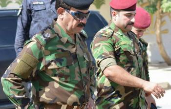 صورة أرشيفية لقائد شرطة الأنبار العراقية اللواء هادي رزيج كسار (يسار) 
