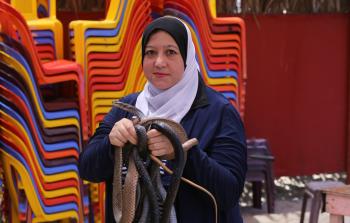 صديقة ومروضة الأفاعي هيلانة علي من مخيم جباليا شمال قطاع غزة  (تصوير/ سامح ثري) 