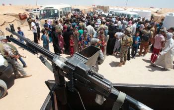 مدنيون نزحوا من الفلوجة بسبب المعارك المستمرة فيها تصوير - (أ ف ب)