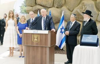 ترامب يلقي كلمة له في مؤتمر صحفي عقب زيارته للأراضي المحتلة  (الأناضول)