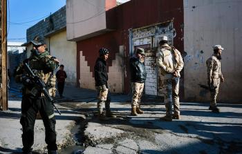 القوات العراقية الخاصة تزيل الألغام من مبنى مفخخ شرق الموصل (أ ف ب)