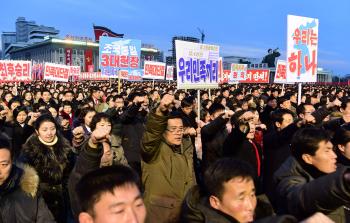 مؤيدون للرئيس الكوري الشمالي خلال خطاب له بمناسبة العام الجديد (أ ف ب)