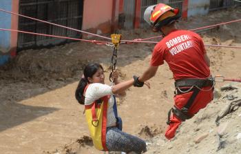 جانب من أعمال الإنقاذ - (أ ف ب)