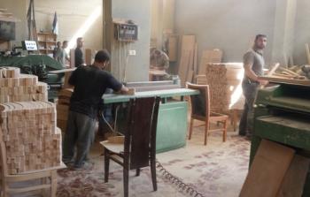 تصنع الشركات والمصانع الغزية أثاثا منزليا وأثاثا مكتبيا