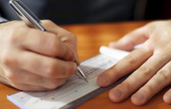 صورة تعبيرية عن شيكات فلسطينية