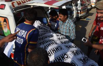 جثة لشخص توفي في الحريق - (أ ف ب)