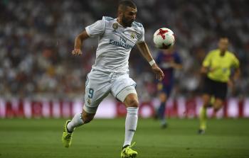 لاعب ريال مدريد كريم بنزيمة خلال مباراة الأمس (أ ف ب) 