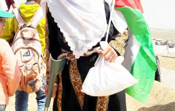 الحاجة خديجة الشافعي خلال مشاركتها في مسيرة العودة شرق مخيم جباليا (فلسطين9