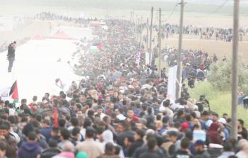 حشود من المتظاهرين في مسيرة العودة (تصوير / ياسر فتحي )