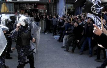  الأجهزة أمنية السلطة تعتدي على المسيرة (أ ف ب)