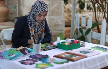 تحرص الشابة العشرينية على جمع أوراق العنب والتين والتوت