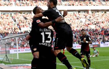 لاعبو ليفركوزن خلال مباراتهم أمس (أ ف ب)