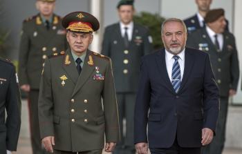 أفيغدور ليبرمان (يميناً) (أ ف ب)